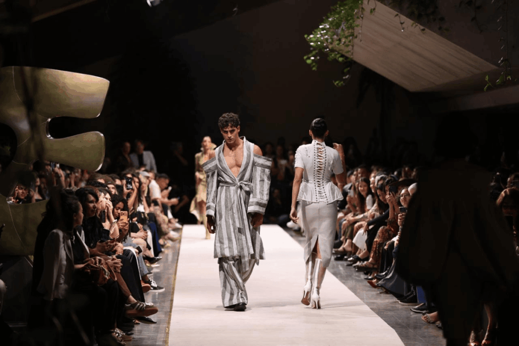 brunna-lettieri,-carmen-steffens-e-sacramound-desfilam-no-metropoles.-veja-video