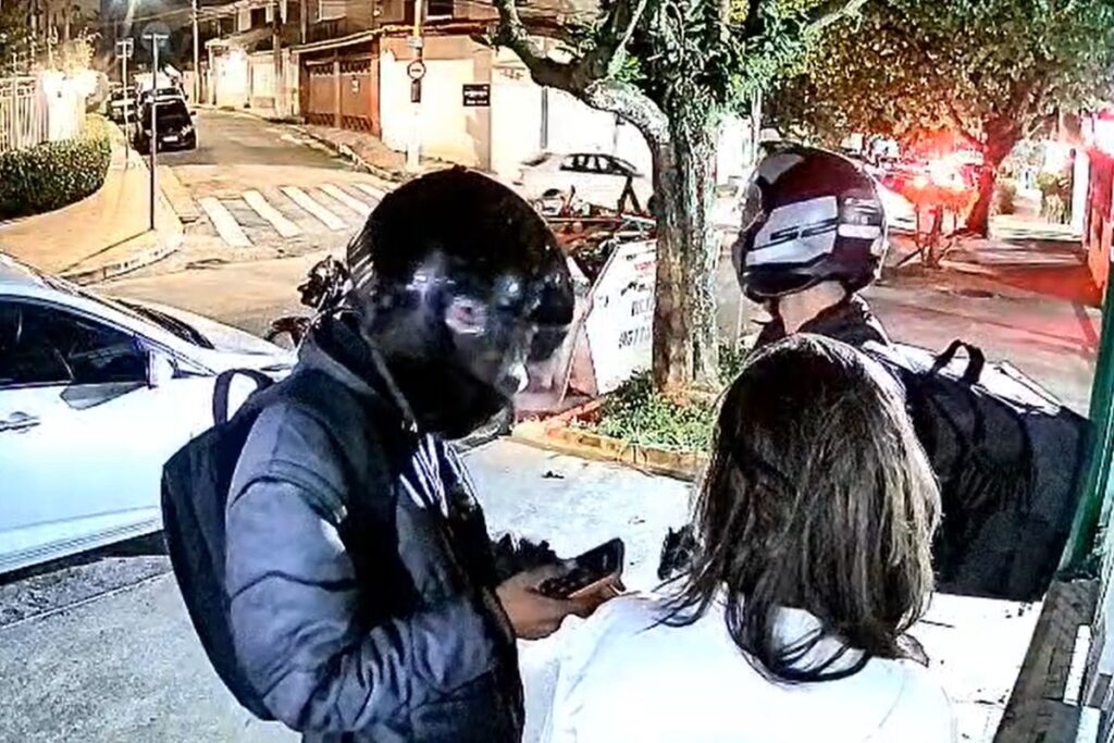 mulher-e-cercada-por-criminosos-e-tem-celular-e-alianca-roubados.-veja-video