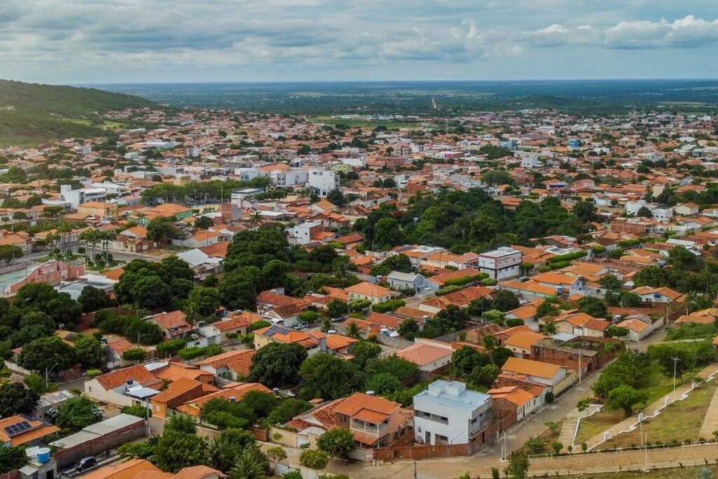 mulher-tenta-recuperar-meteorito-de-97-kg-achado-pelo-pai-na-bahia
