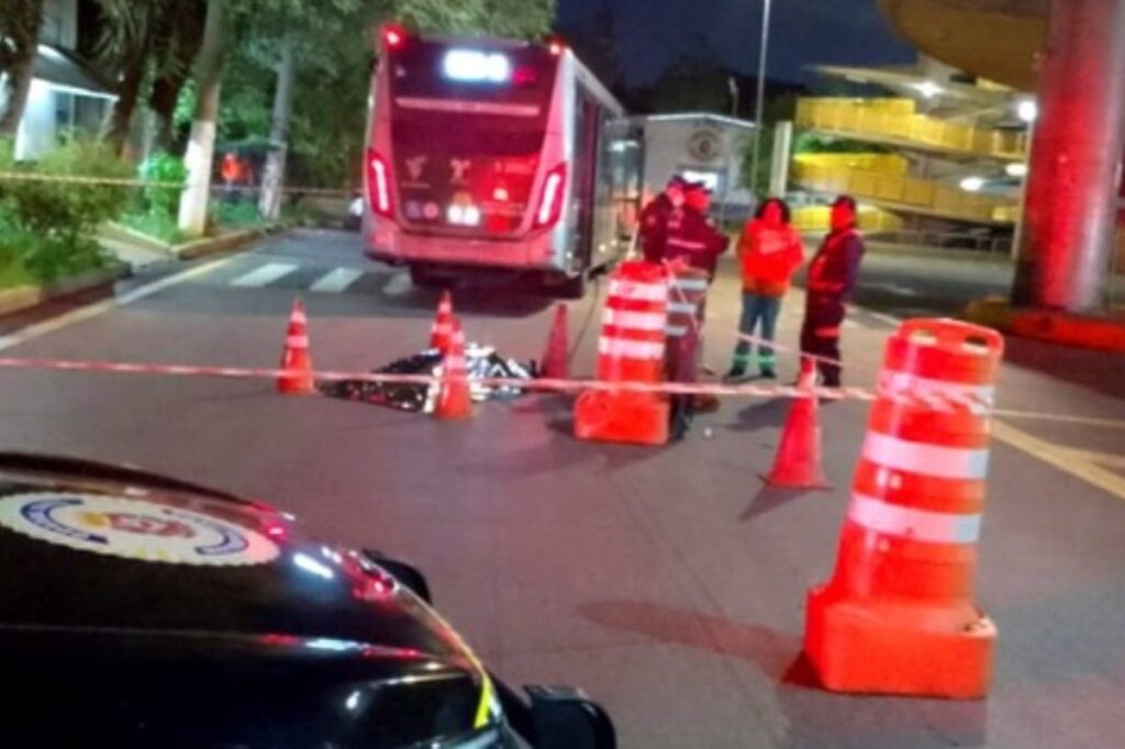 homem-morre-atropelado-por-onibus-dentro-de-terminal-no-centro-de-sp