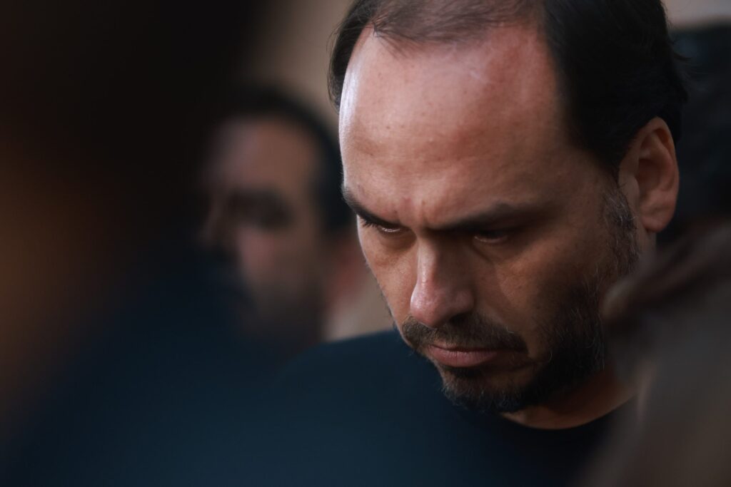 em-post-enigmatico-a-valdemar,-carlos-bolsonaro-ataca-“inercia”-do-pl