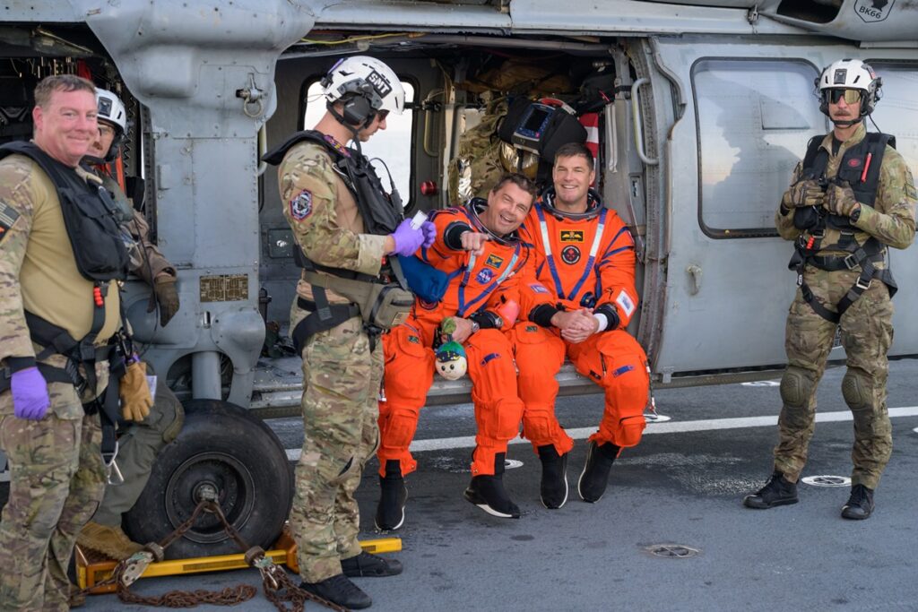 em-1a-fala-apos-missao,-comandante-diz-que-equipe-da-artemis-esta-unida-“para-sempre”.-video