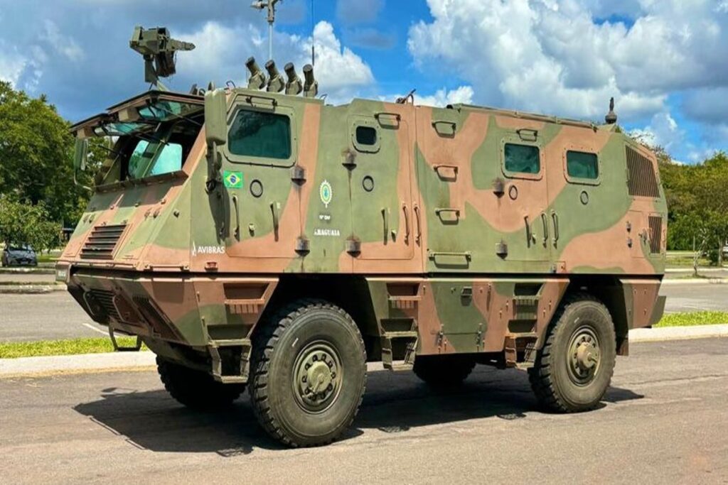 tanque-de-guerra-e-metralhadora-sao-posicionados-no-parque-da-cidade