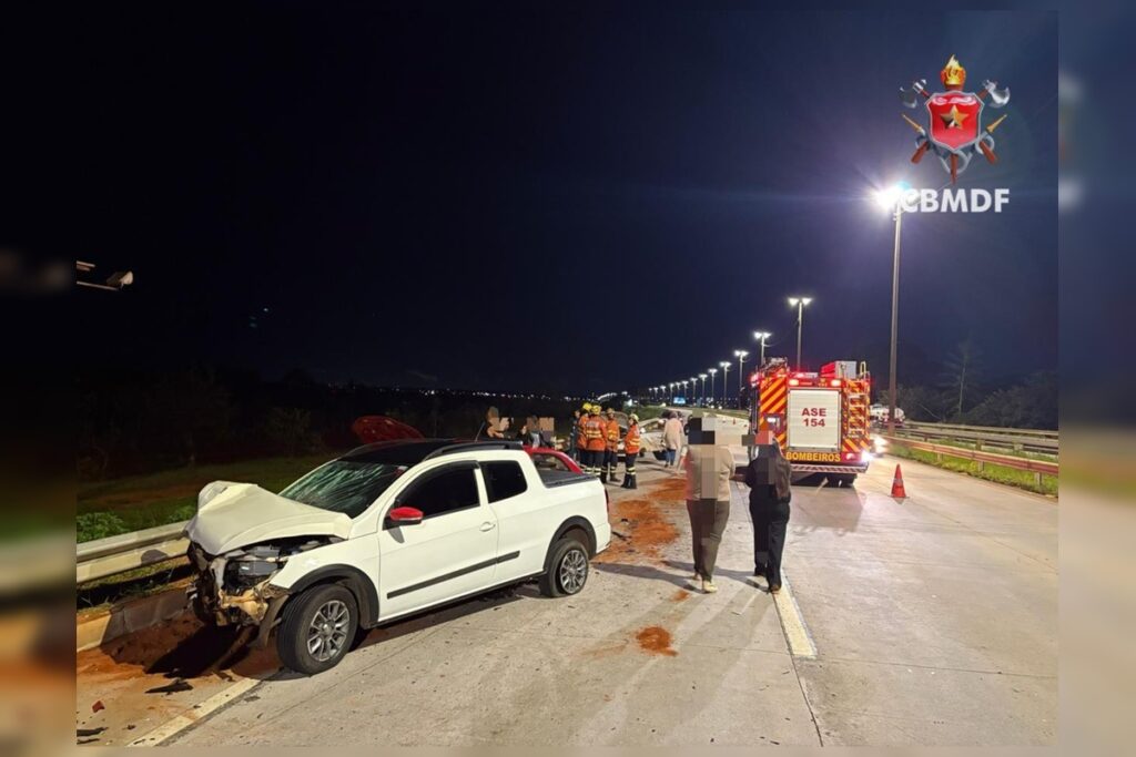 acidente-entre-tres-carros-na-estrutural-impacta-transito-e-deixa-feridos
