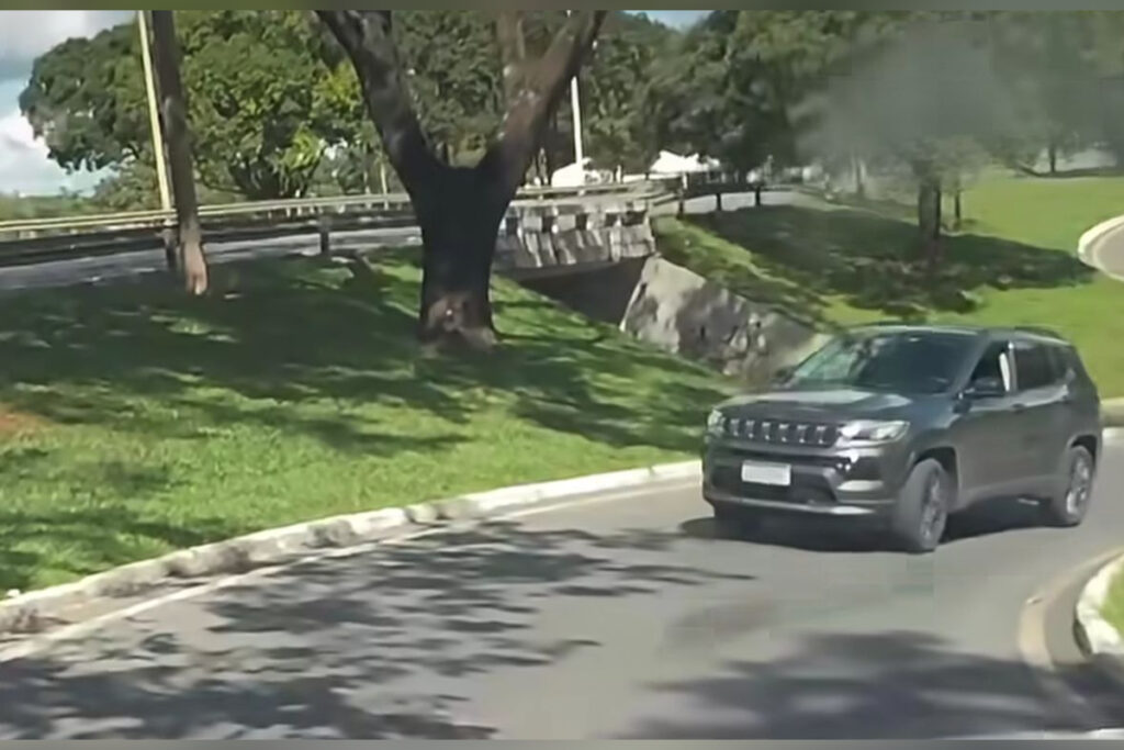 carro-e-flagrado-na-contramao-em-tesourinha-de-brasilia:-“quase-bato”.-veja-video