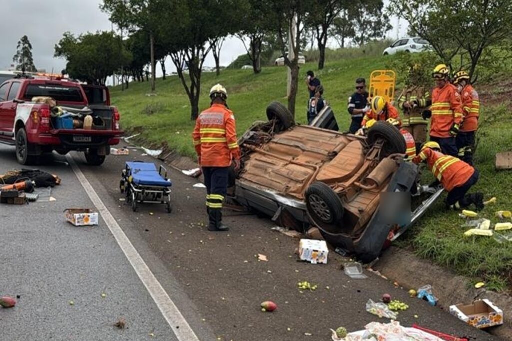 carro-capota-e-mulher-fica-presa-as-ferragens-apos-acidente-em-rodovia