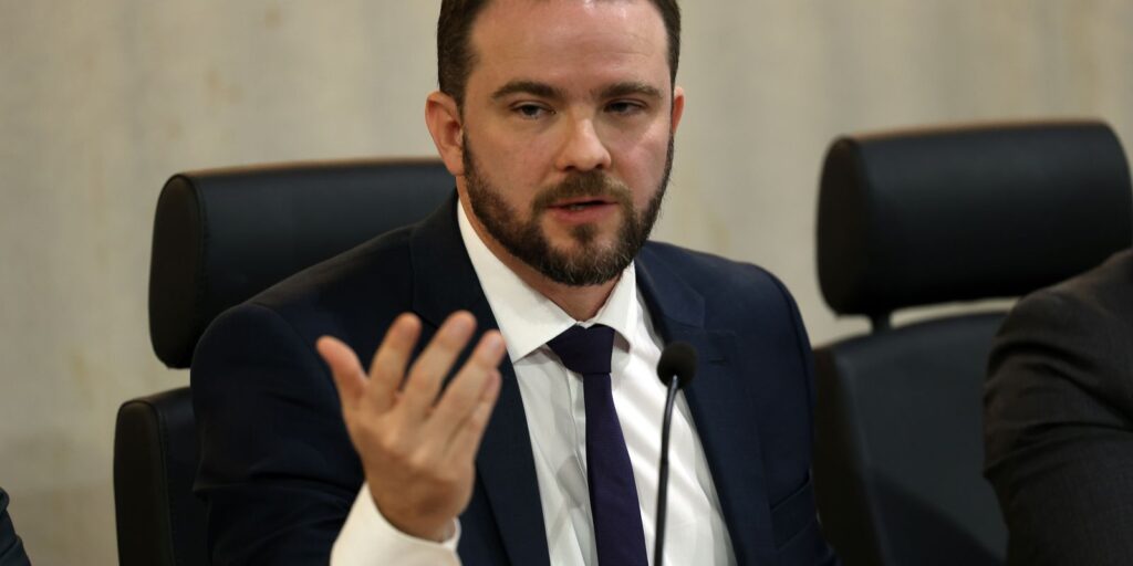 Nova versão do Desenrola será lançada após viagem de Lula, diz Durigan nova-versao-do-desenrola-sera-lancada-apos-viagem-de-lula,-diz-durigan