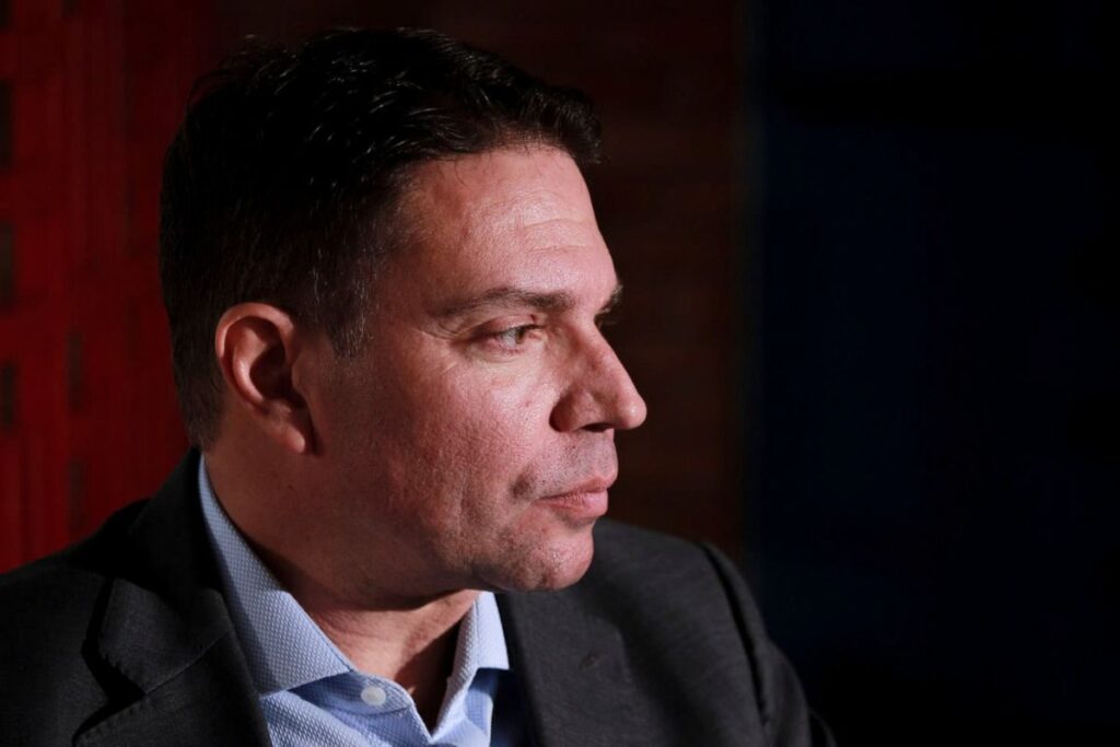 pt-zomba-de-ramagem:-“chama-brasil-de-ditadura-e-foi-preso-na-democracia-dos-eua”