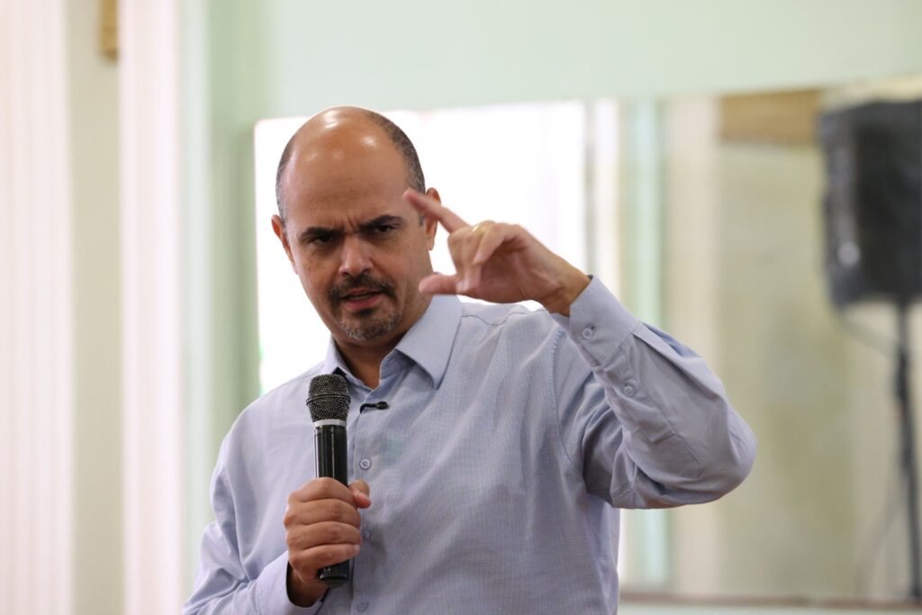 mg:-simoes-ve-risco-de-greves-em-ano-eleitoral,-mas-elogia-servidores.-video