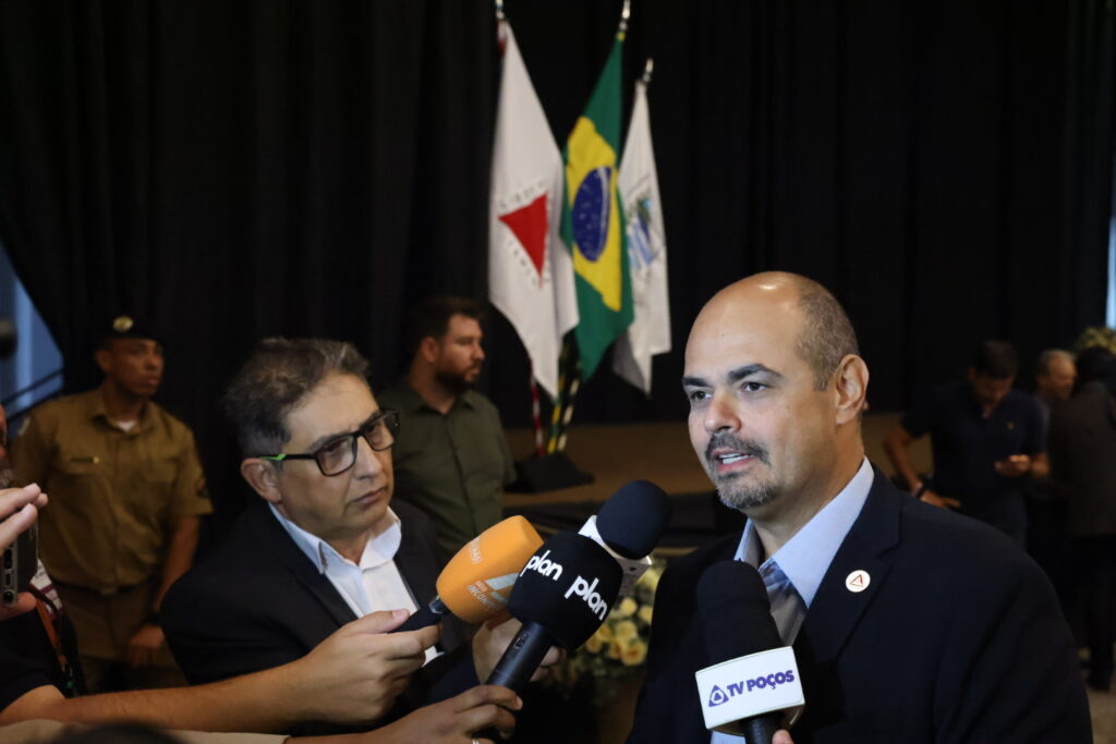 simoes-aposta-que-cleitinho-desistira-de-eleicao-em-mg:-“vamos-ser-aliados”