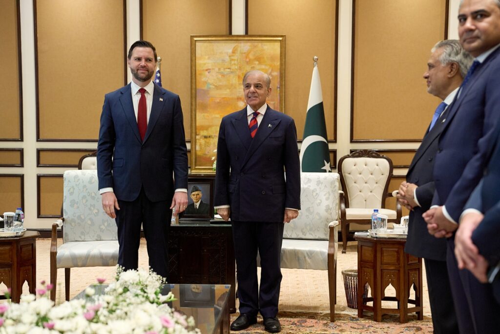 eua-e-ira-devem-voltar-ao-paquistao-para-nova-negociacao,-diz-agencia