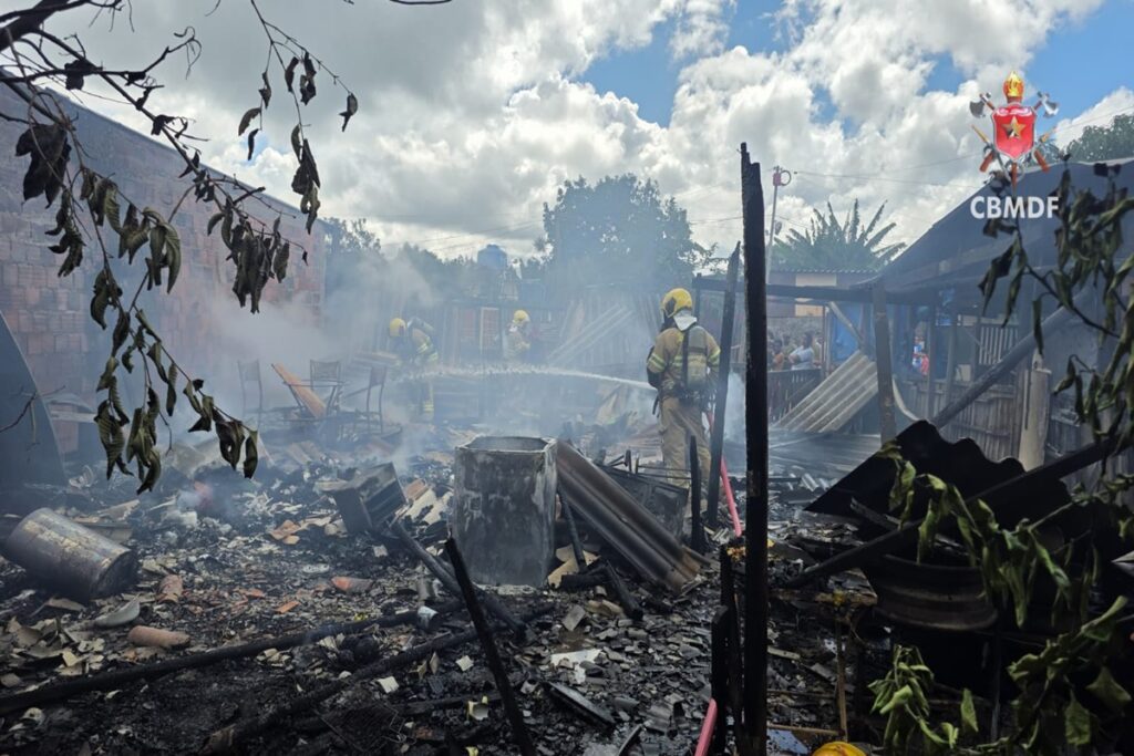 incendio-deixa-casa-totalmente-destruida-em-acampamento-no-df.-veja-video