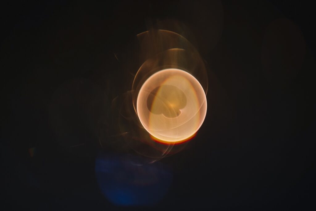 cientistas-registram-pontos-escuros-viajando-mais-rapido-que-a-luz