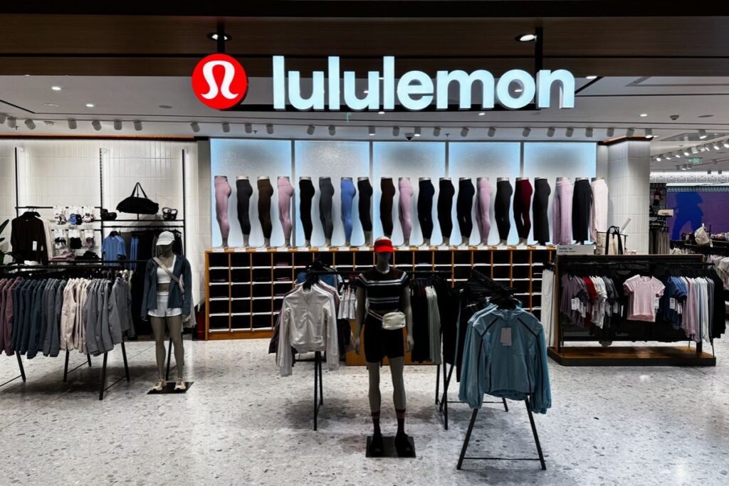 acoes-da-lululemon-despencam-apos-polemica-com-produtos-toxicos