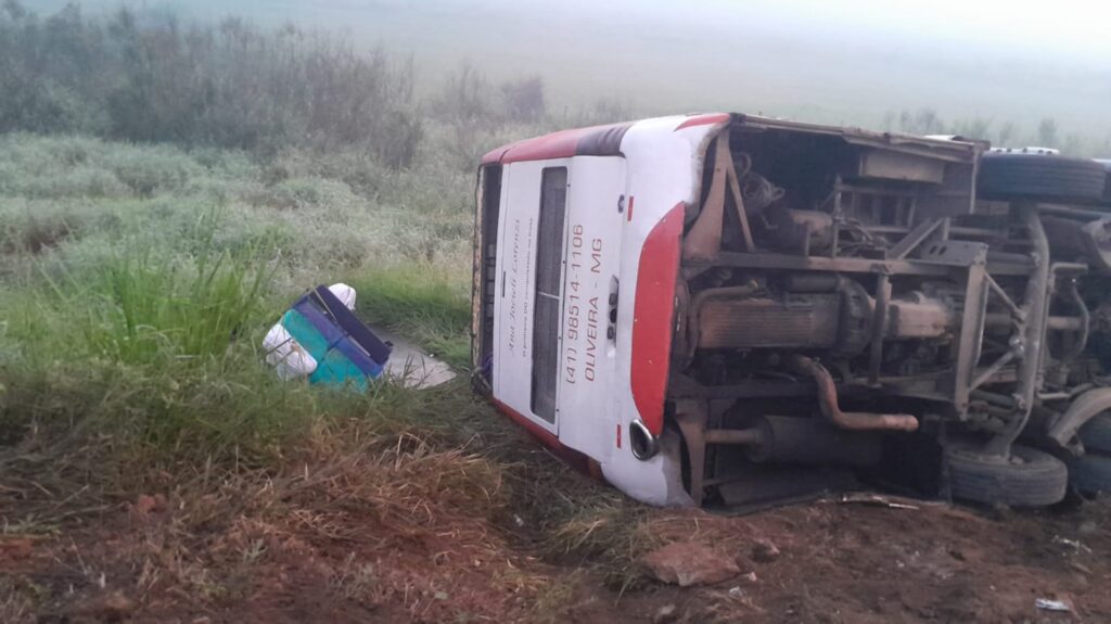 onibus-perde-freio-e-capota-com-54-romeiros-na-br-267-em-caxambu-(mg)