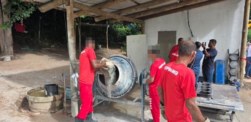 mao-na-massa:-presos-vao-produzir-blocos-de-concreto-em-teofilo-otoni