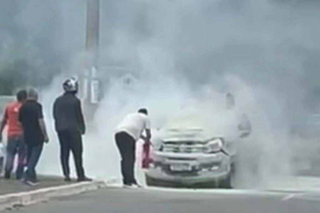 carro-pega-fogo-e-pedestres-usam-extintores-para-apagar-incendio.-veja-video