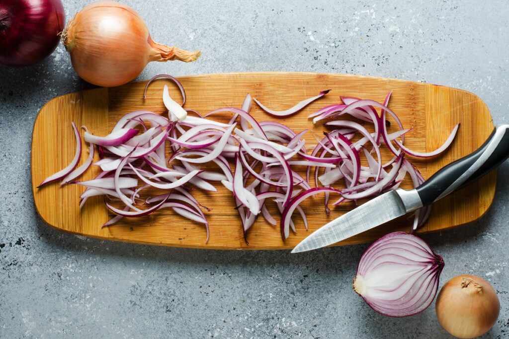 alho-ou-cebola-primeiro:-chef-explica-como-a-ordem-muda-o-sabor