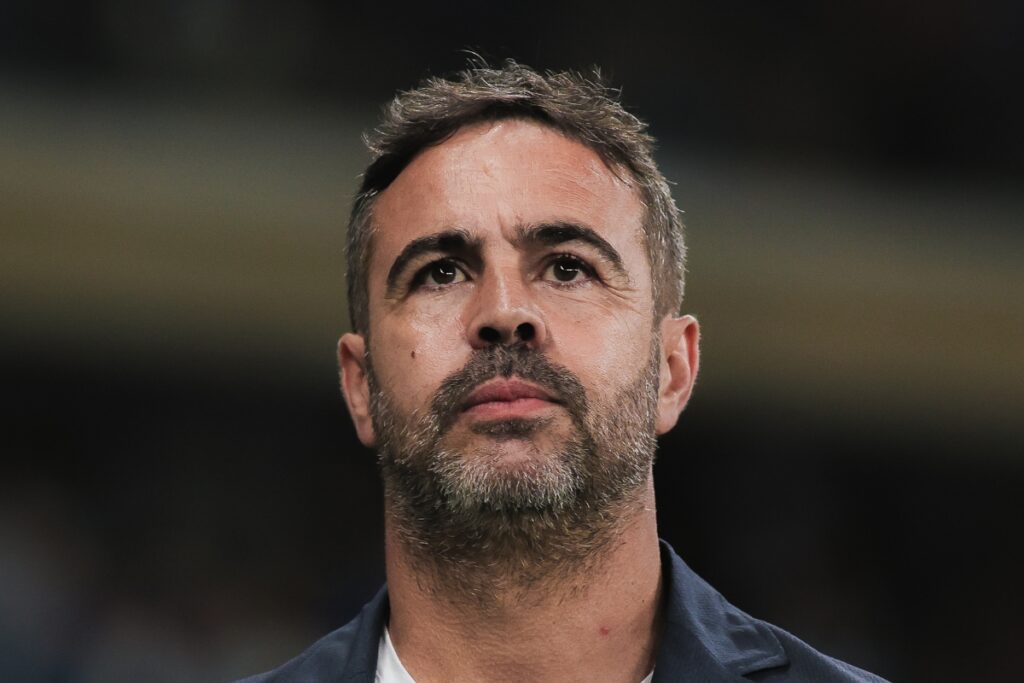 dono-do-cruzeiro-explica-por-que-renovou-o-contrato-de-artur-jorge