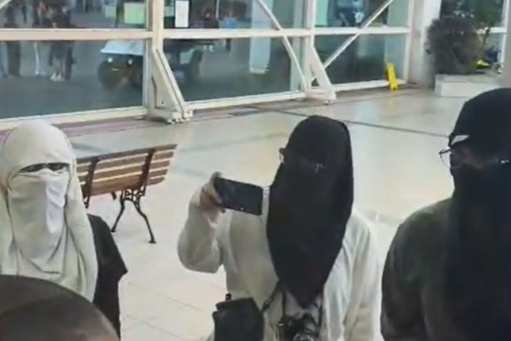 grupo-encapuzado-invade-predio-da-usp-e-provoca-tensao-no-campus.-veja-video