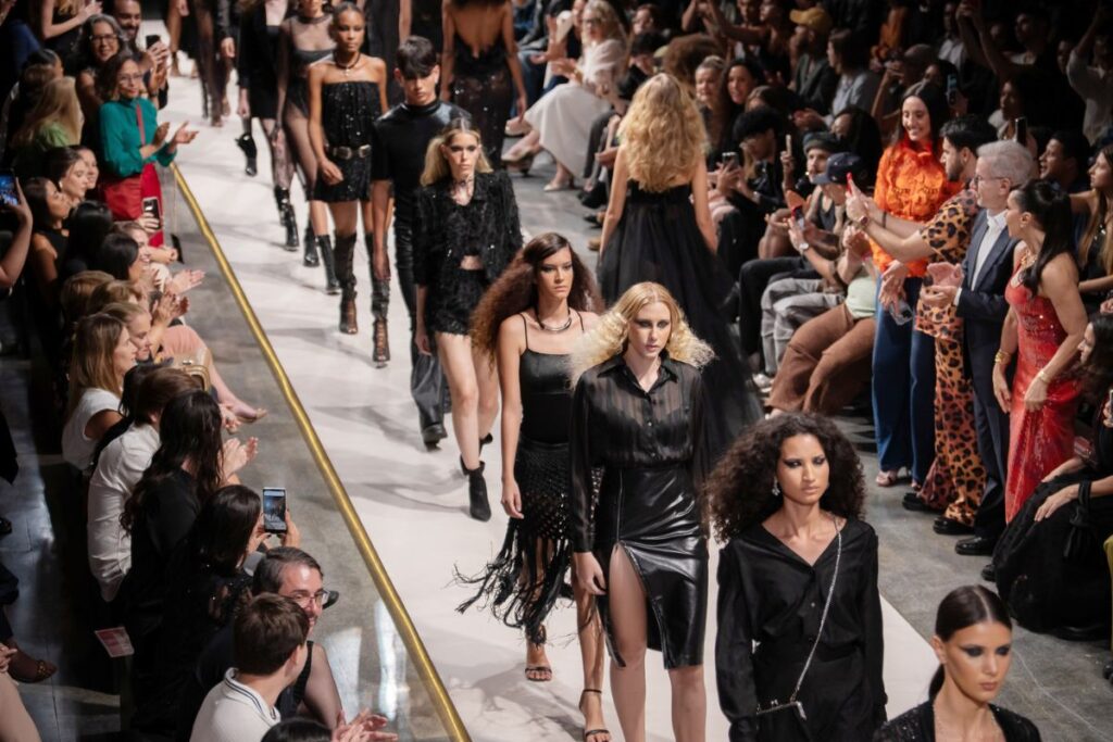 em-estreia-nas-passarelas,-petzold-1981-eletriza-o-teatro-nacional