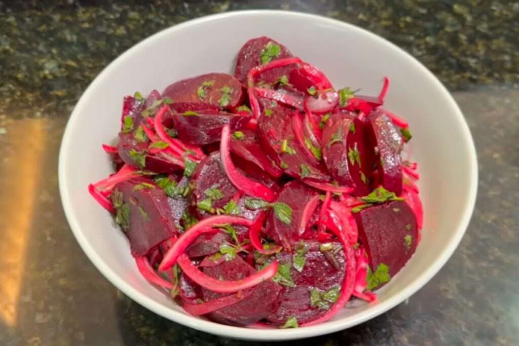 aprenda-a-fazer-salada-de-beterraba-cozida-de-forma-simples