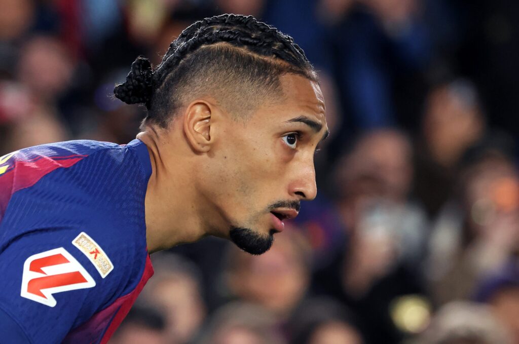 barcelona:-raphinha-pede-desculpas-por-gesto-de-roubo-apos-eliminacao