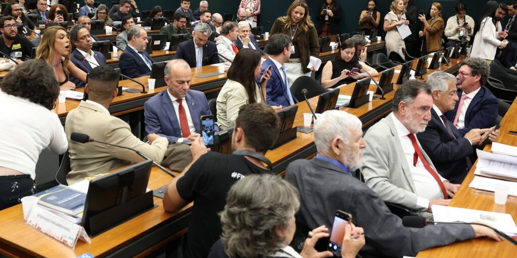 Pedido de vista adia votação da PEC do fim da 6×1 na CCJ da Câmara pedido-de-vista-adia-votacao-da-pec-do-fim-da-6×1-na-ccj-da-camara