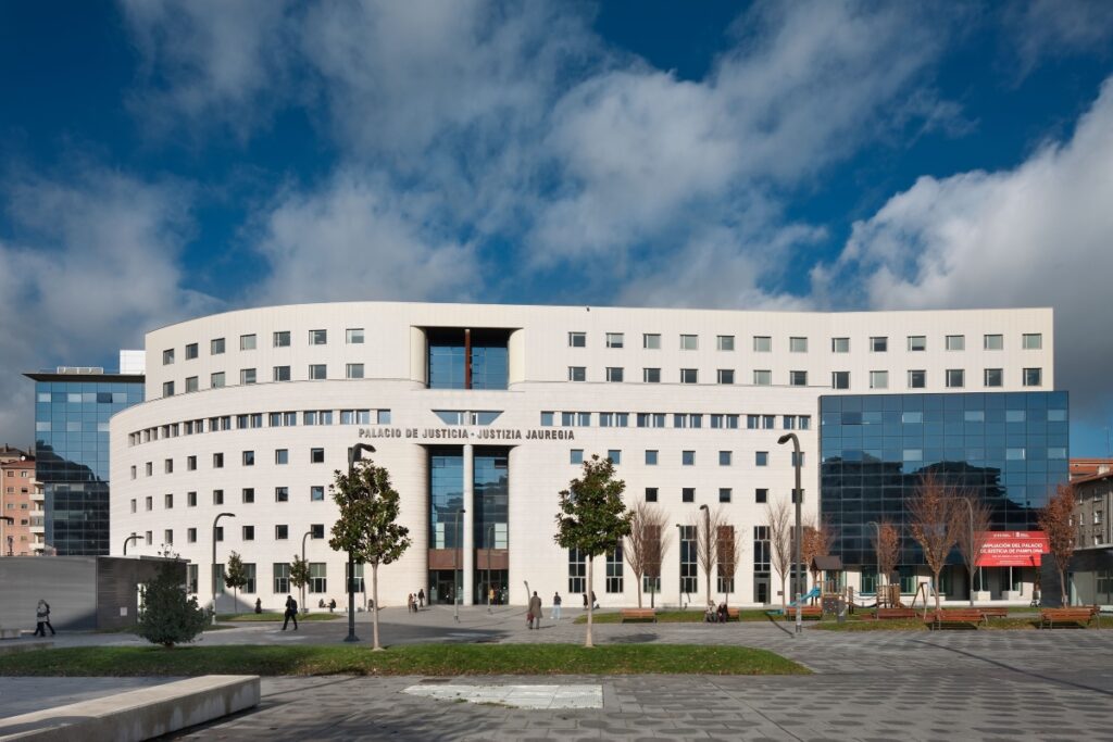 professor-e-condenado-por-filmar-42-mulheres-em-banheiros-na-espanha