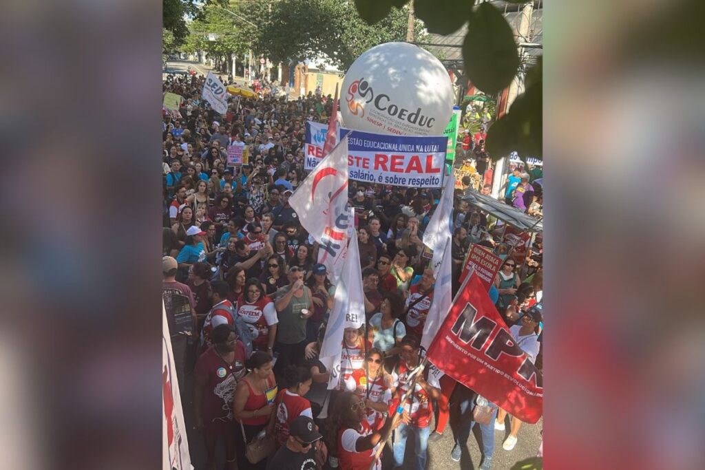 professores-municipais-fazem-paralisacao-e-cobram-reajuste-salarial