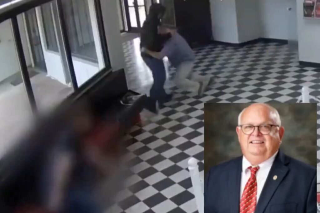 diretor-derruba-atirador-e-impede-massacre-em-escola-nos-eua.-video