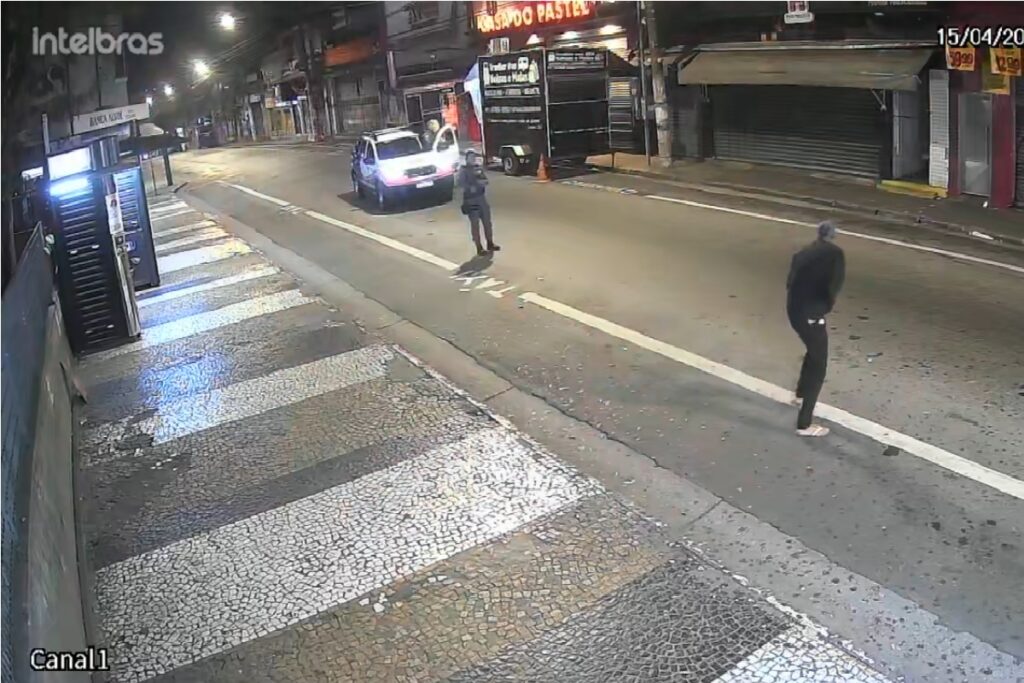 homem-e-contido-com-por-pm-com-taser-durante-abordagem-policial