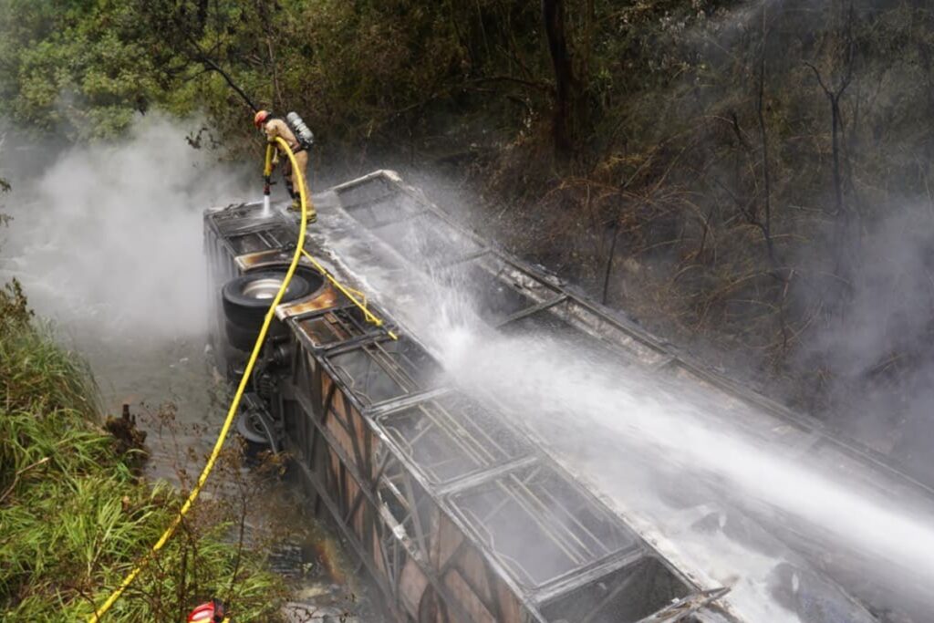 acidente-com-onibus-no-equador-deixa-ao-menos-11-mortos