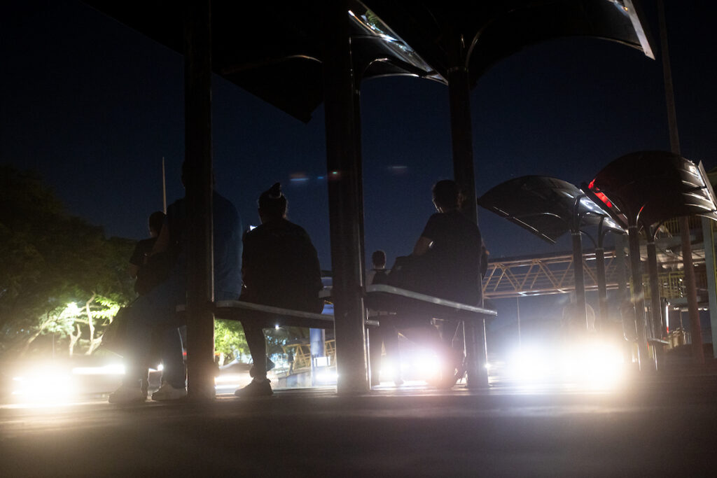 pontos-no-breu:-paradas-de-onibus-sem-luz-causam-medo-em-passageiros-do-df.-veja-video