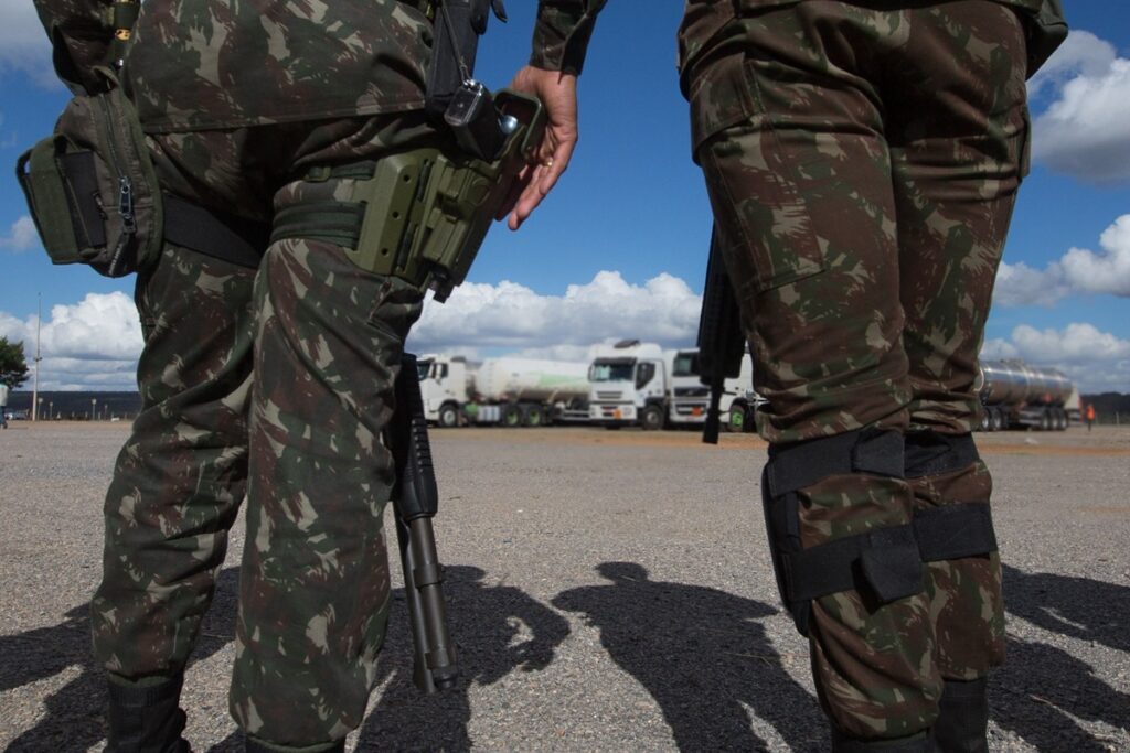 “se-nao-batesse-continencia,-pagava-r$-700”,-diz-vitima-de-batalhao-fake