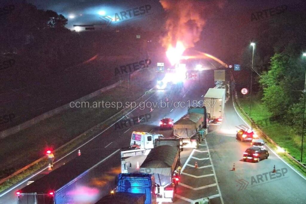 caminhao-pega-fogo-e-interdita-rodovia-dos-imigrantes-na-grande-sp