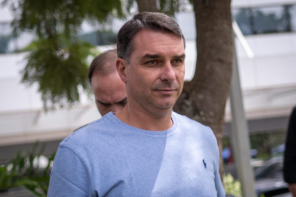 flavio-bolsonaro-e-a-liberdade-de-caluniar