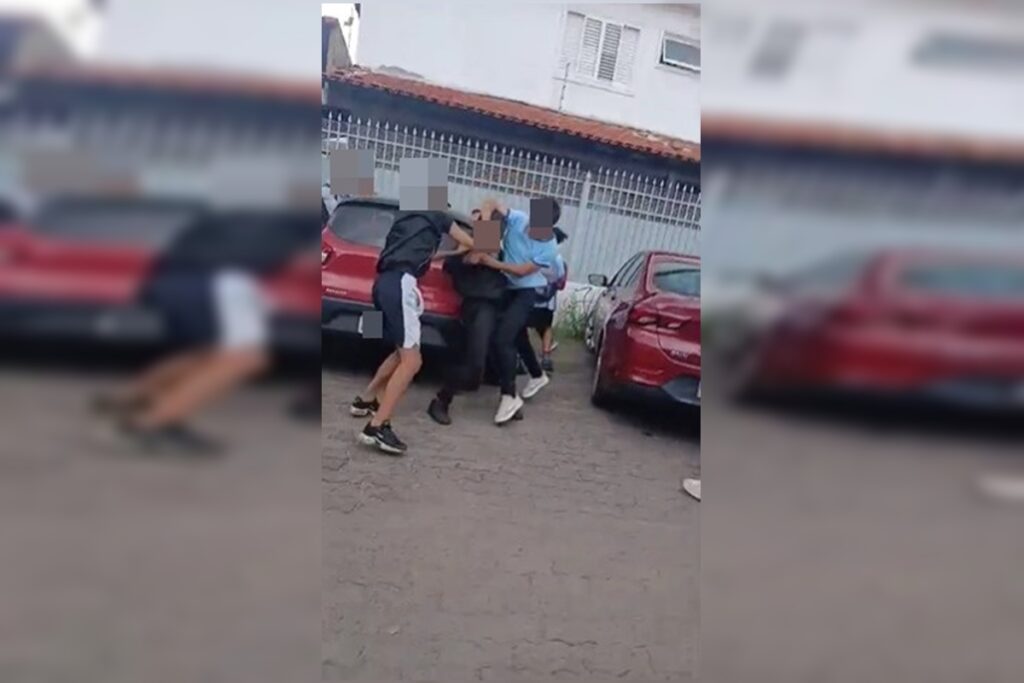 socos-e-chutes-em-porta-de-escola:-alunos-brigam-e-vao-parar-na-delegacia.-veja-video