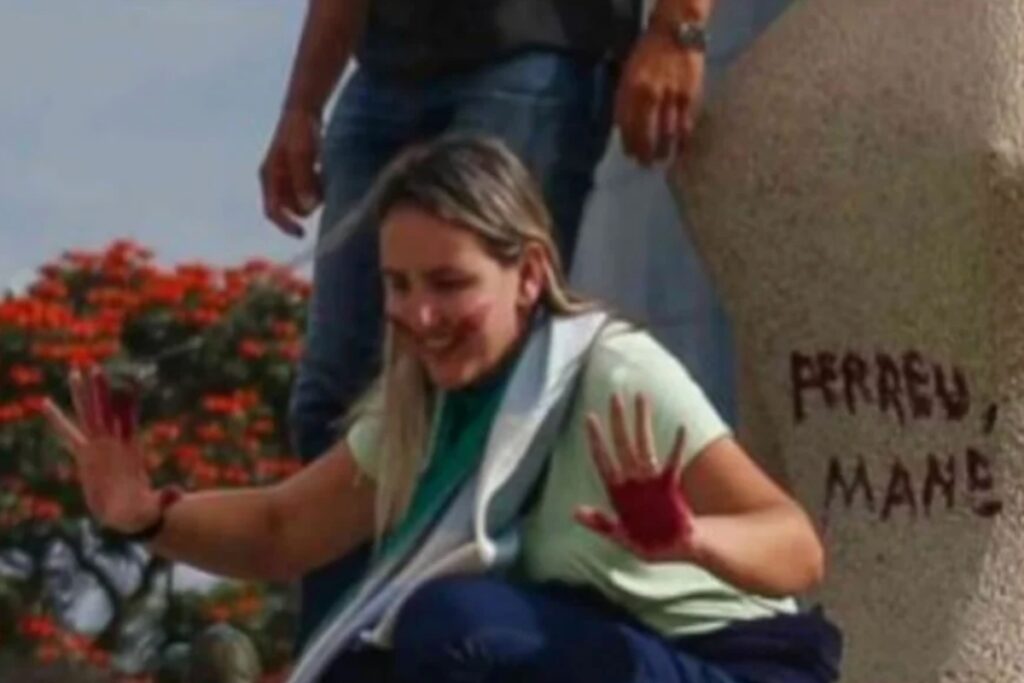 “sempre-tive-letra-bonita”:-debora-do-batom-explica-frase-na-estatua