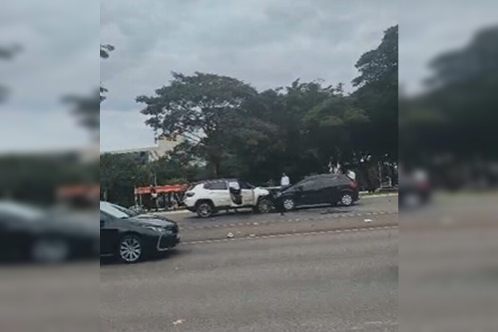 acidente-envolvendo-tres-carros-interdita-vias-no-eixao-sul