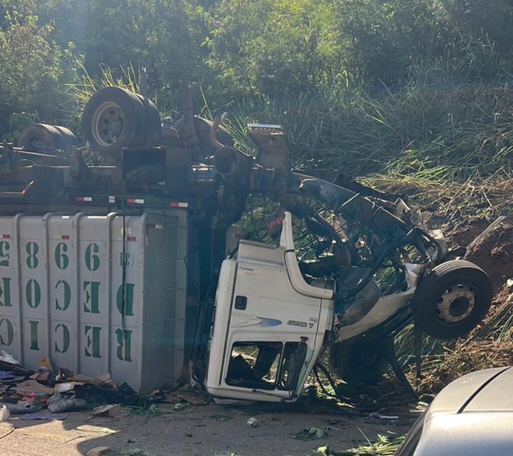 caminhao-cai-de-viaduto-no-anel-rodoviario-de-bh-e-deixa-dois-feridos