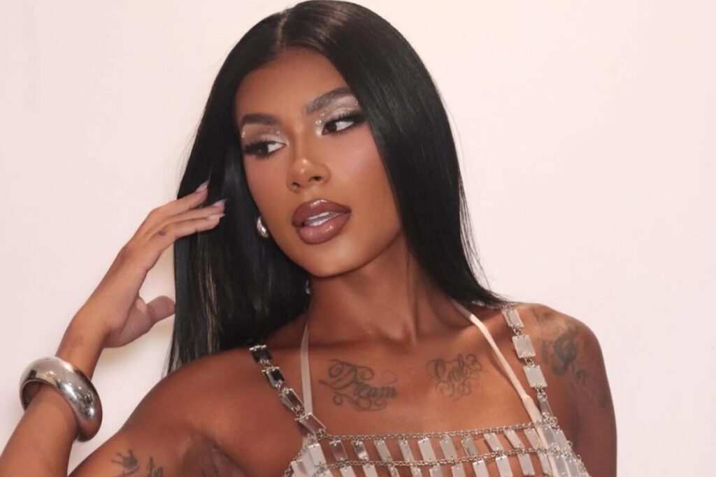 pocah-fala-sobre-aceitacao:-“vou-desfilar-com-estria-e-celulite-sim”