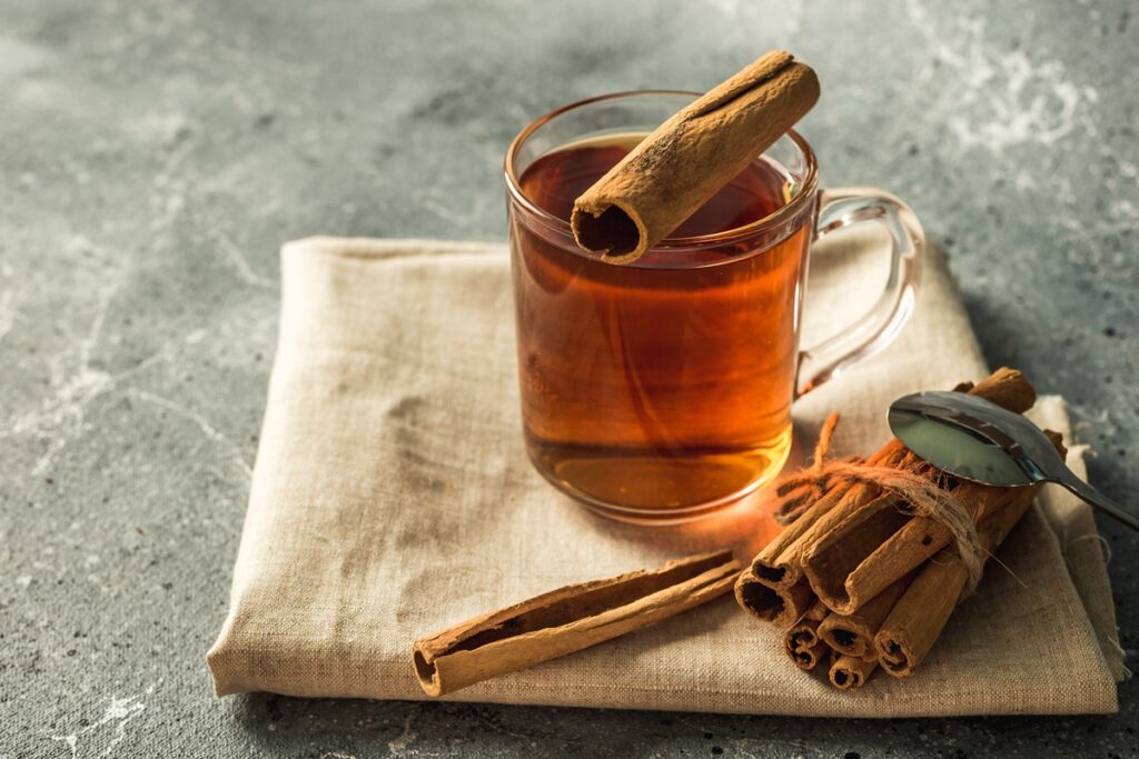 cha-de-canela-realmente-interfere-na-menstruacao?-descubra