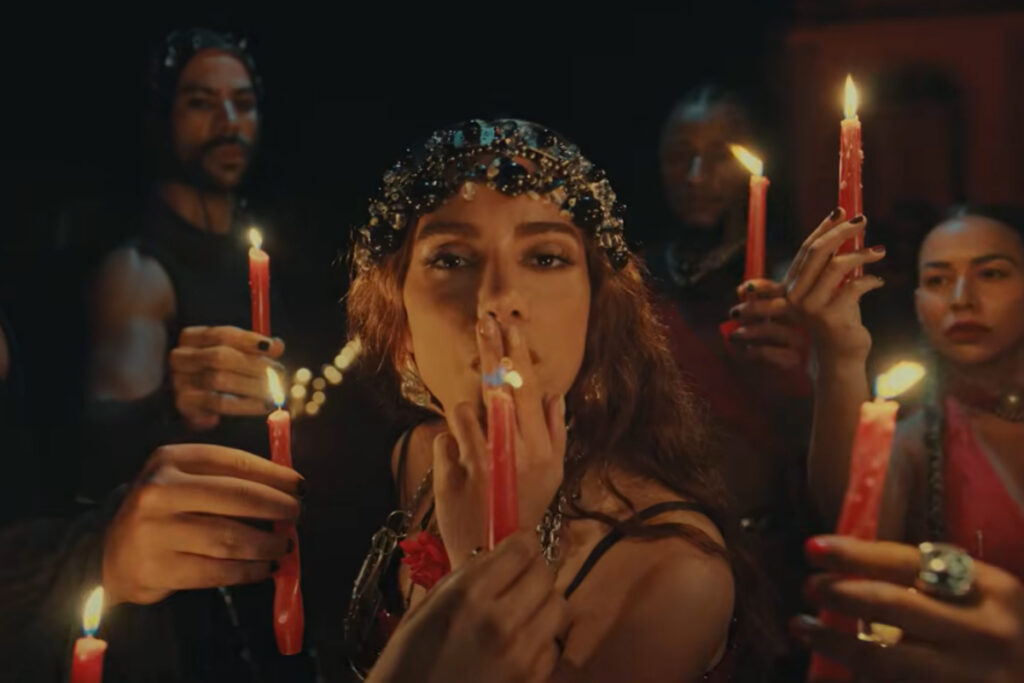 anitta-explica-cigarro-em-clipe:-“a-pomba-gira-fuma”