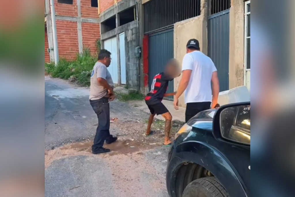 policiais-levam-“enquadro”-de-olheiro-da-boca.-veja-video