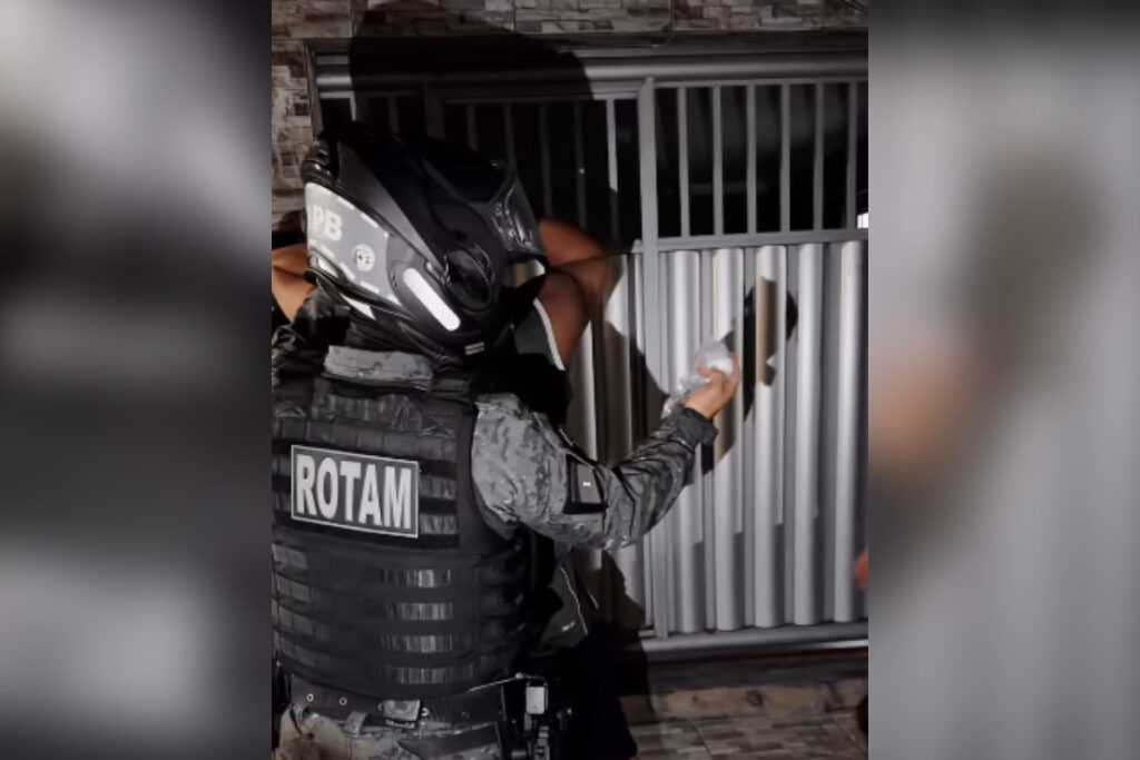 “promocao-de-pedra”-intriga-policial-durante-flagrante-com-crack.-veja-video