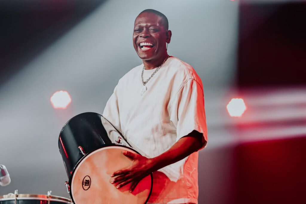 integrante-do-grupo-pique-novo,-binho-percussao,-morre-aos-55-anos