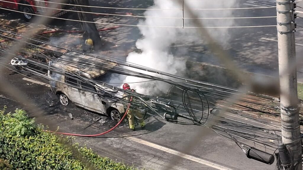 land-rover-fica-destruido-apos-incendio-e-interdita-avenida-em-bh.-video