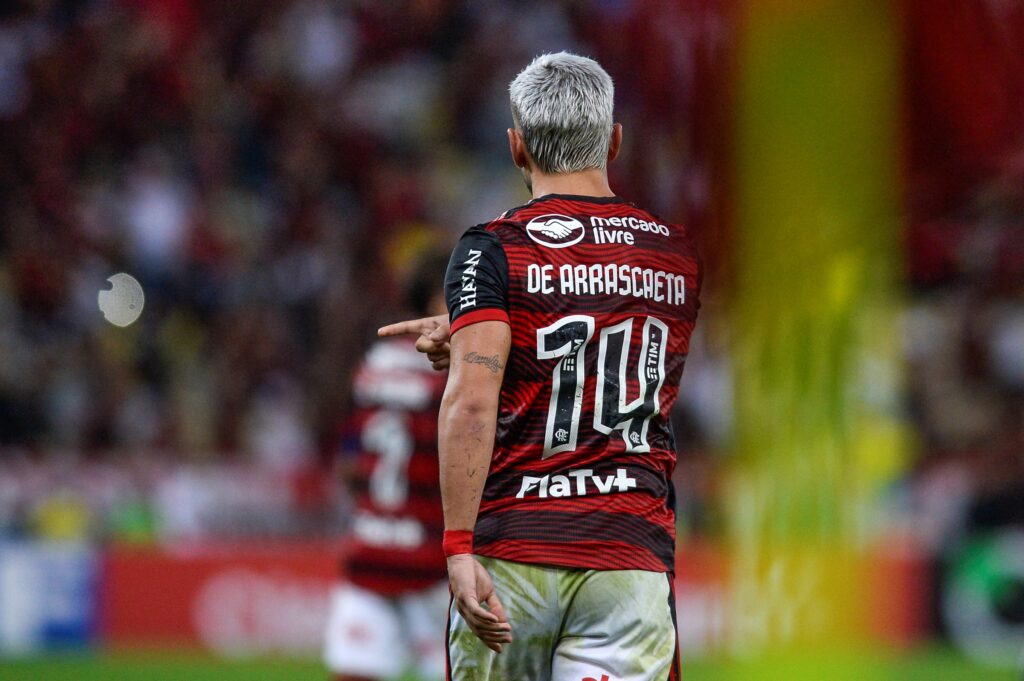 arrascaeta-troca-a-camisa-10-pela-14-em-homenagem-a-oscar-schmidt