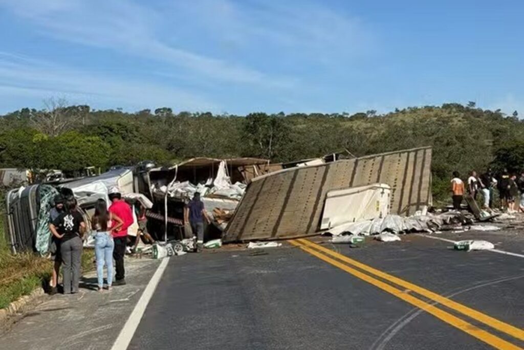 acidente-entre-carretas-e-uma-van-na-br-251-em-mg-mata-2-e-fere-8.-video